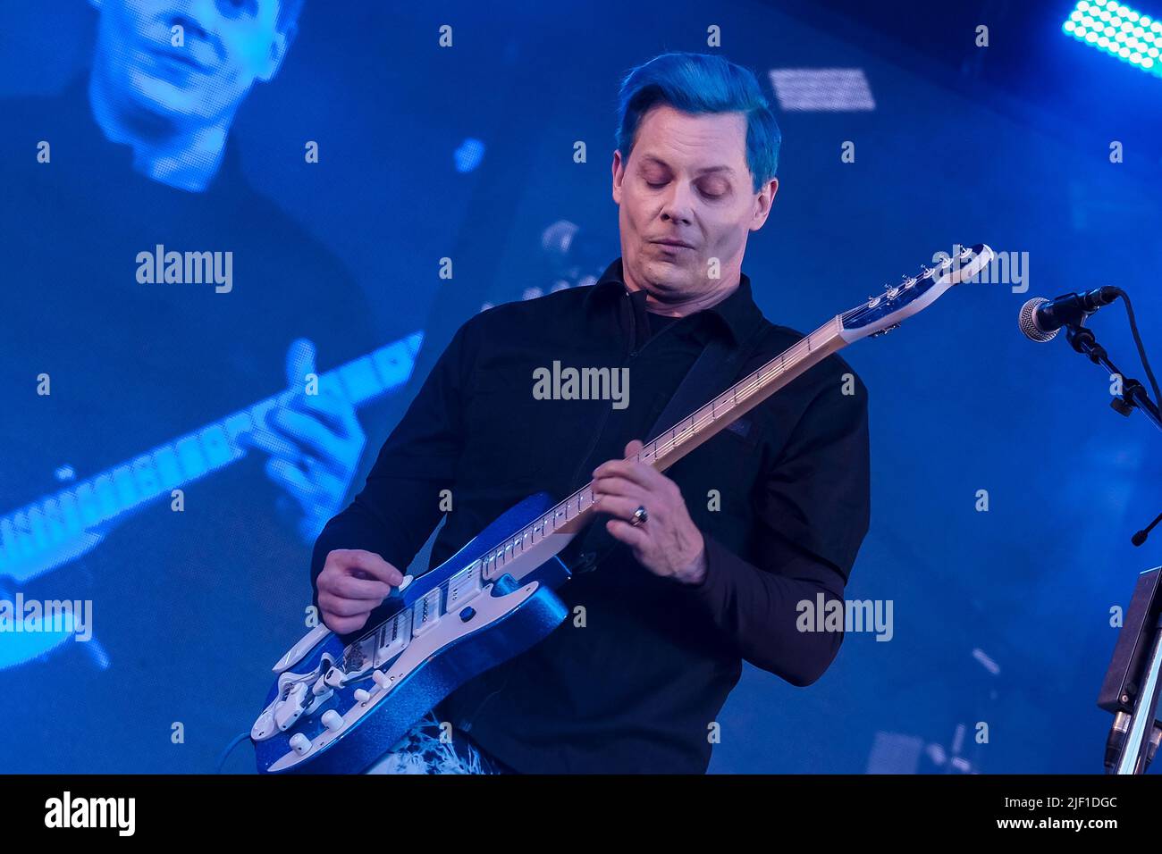 Pilton, Somerset, Großbritannien. 26.. Juni 2022. Der Singer Songwriter und Gitarrist John Anthony White, ne Gillis, allgemein bekannt als Jack White III, Garagenrevivalist, tritt live auf der Park Stage beim Glastonbury Festival auf. Er ist 12-maliger Grammy-Gewinner und ehemaliger Frontmann des amerikanischen Rockband-Duos The White Stripes. (Bild: © Dawn Fletcher-Park/SOPA Images via ZUMA Press Wire) Stockfoto