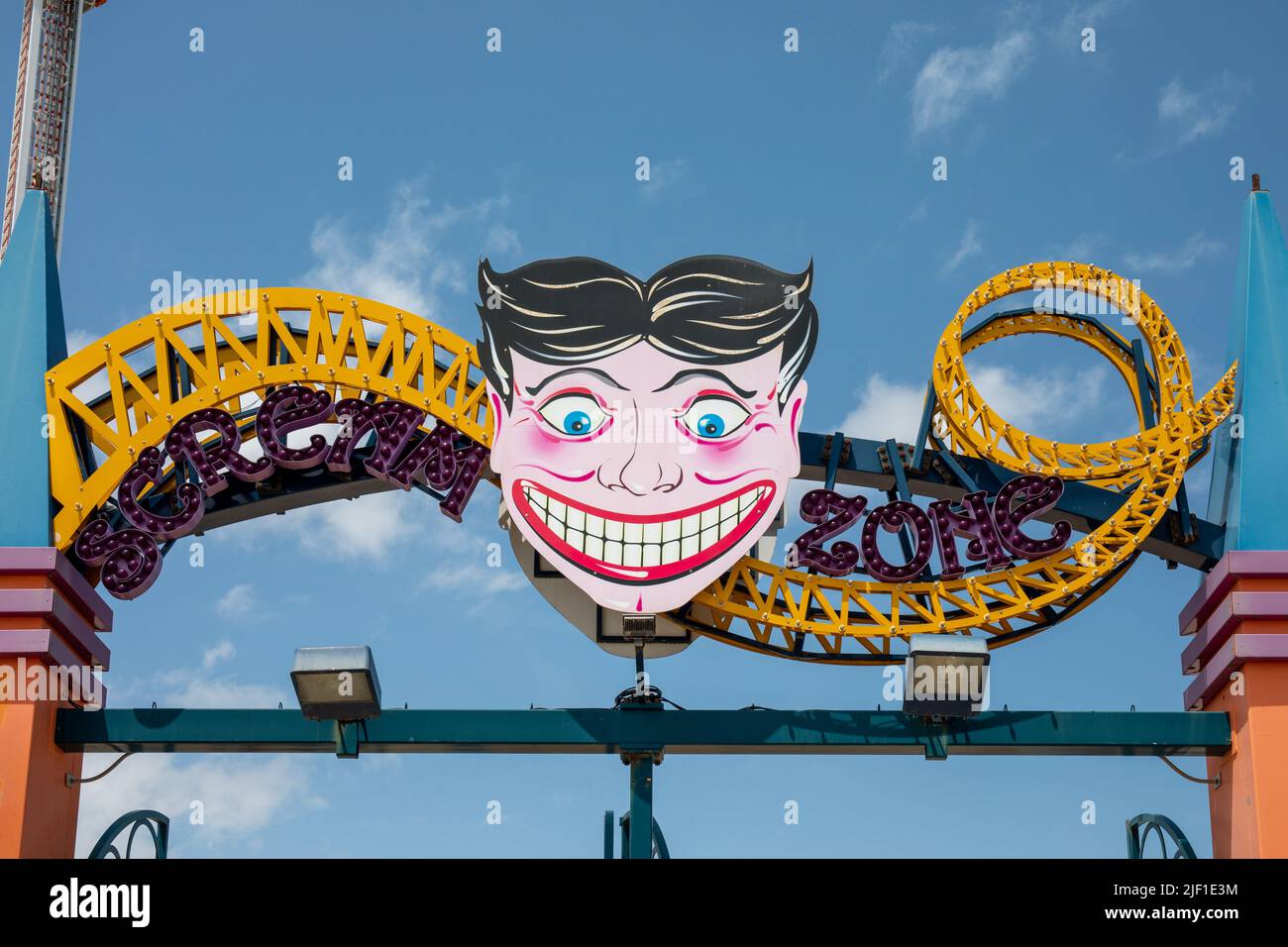 Schild über Scream Zone Eingang zum Luna Park in Coney Island Vergnügungsviertel in Brooklyn, New York City, Vereinigte Staaten von Amerika Stockfoto