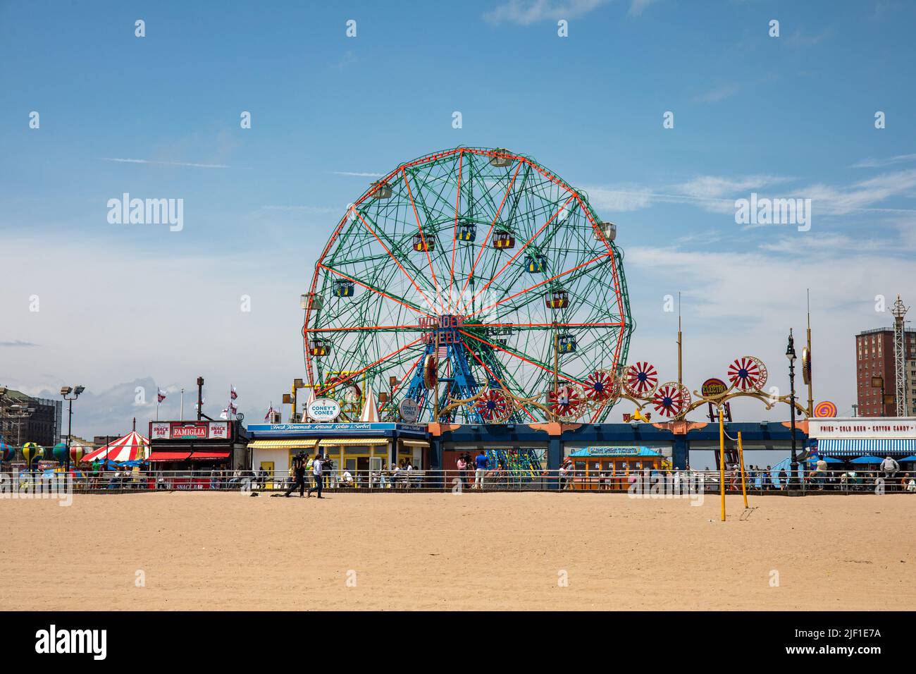 Coney Island Vergnügungsviertel mit Deno's Wonder Wheel vom Coney Island Beach in New York City, Vereinigte Staaten von Amerika aus gesehen Stockfoto