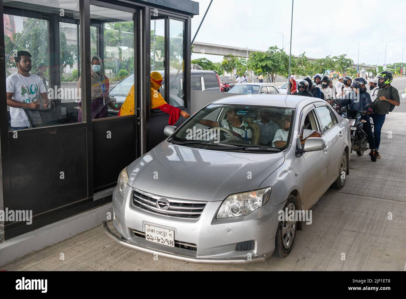 Dhaka, Bangladesch. 26.. Juni 2022. Menschen in einem Auto zahlen die Maut an der neu gebauten Padma-Mehrzweckbrücke über den Padma-Fluss, die die südlichen Gebiete des Landes mit der Hauptstadt Dhaka verbindet. (Foto von Piyas Biswas/SOPA Images/Sipa USA) Quelle: SIPA USA/Alamy Live News Stockfoto