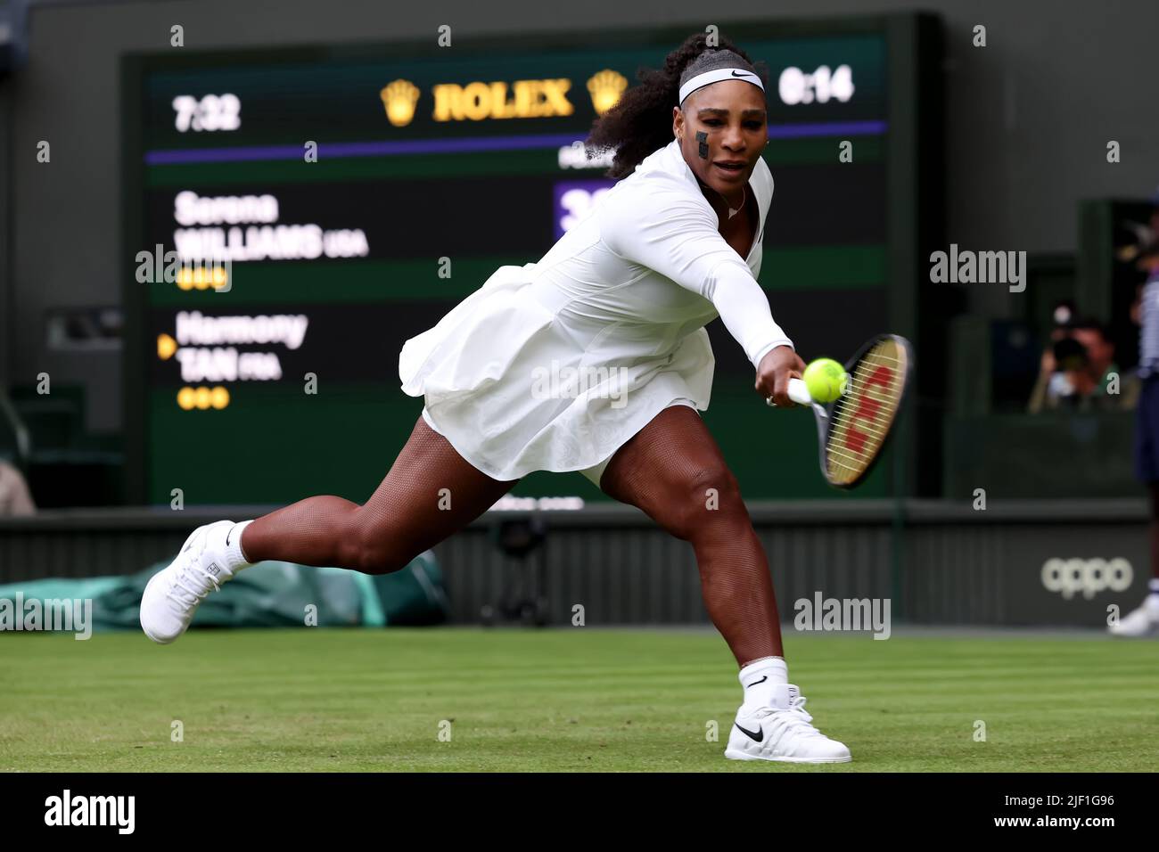 28.. Juni 2022, All England Lawn Tennis and Croquet Club, London, England; Wimbledon Tennisturnier; Serena Williams spielt eine Rückhand zurück zu Harmony Tan in den Damen-Singles Stockfoto