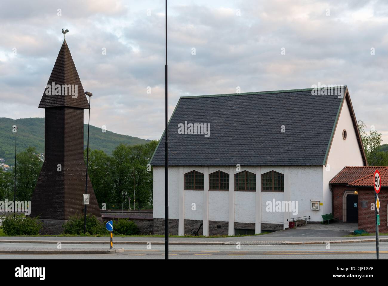 Die schwedische Matrosenkirche in Narvik, erbaut 1950, entworfen vom Architekten Jan Inge Hovig, in Zusammenarbeit mit dem schwedischen Architekten Bo Grefberg. Stockfoto