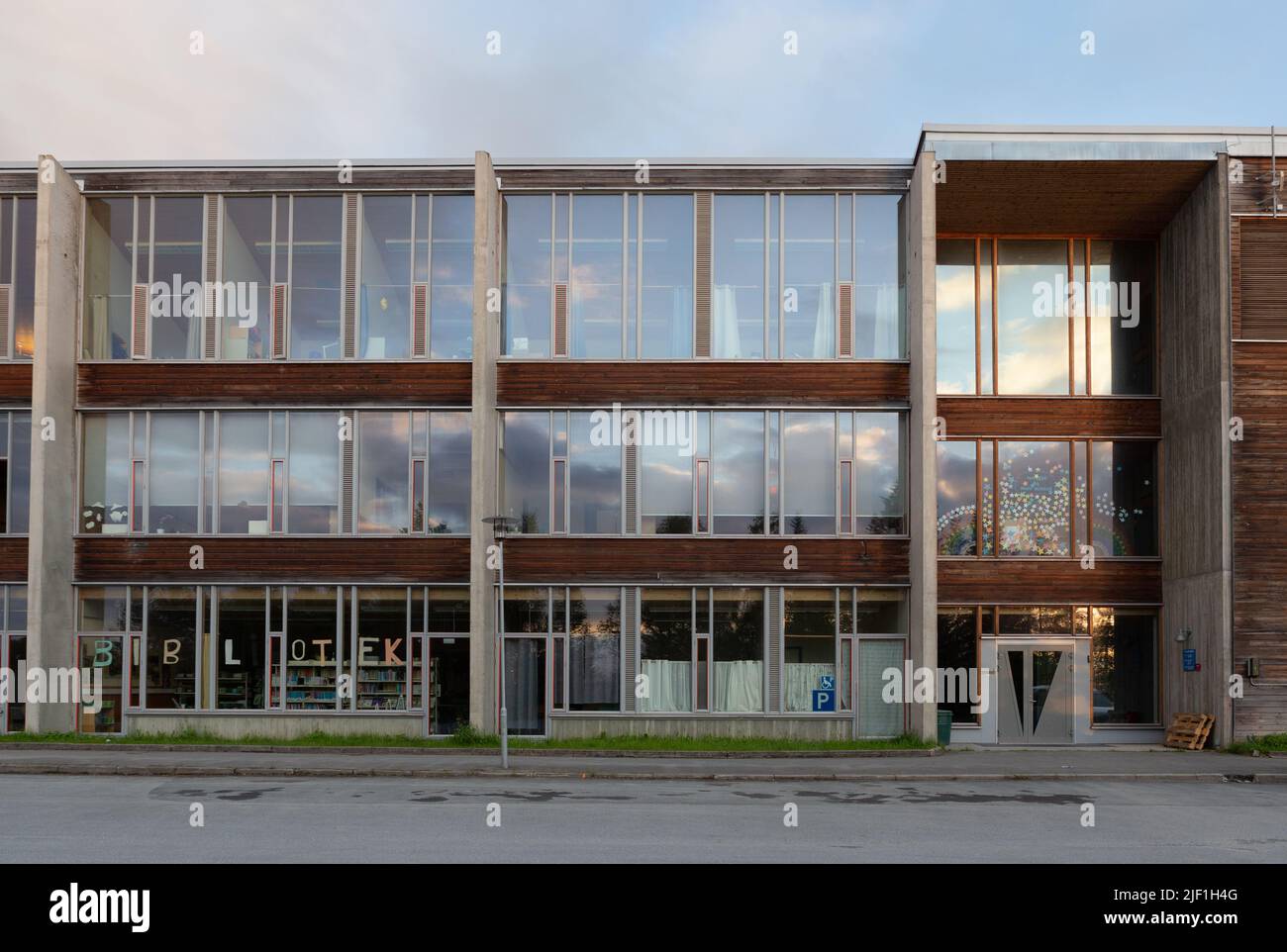 Skistua Kinderschule in Narvik, gebaut 1998, entworfen von Snøhetta Architekten. Verkleidung in sibirischer Lärche. Stockfoto