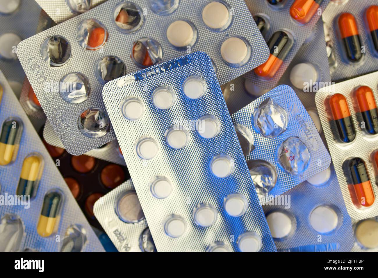 Medizin, Pillen und Tabletten mit Blisterpackungen und Glas drehen. Nahaufnahme der Pillen. Stockfoto