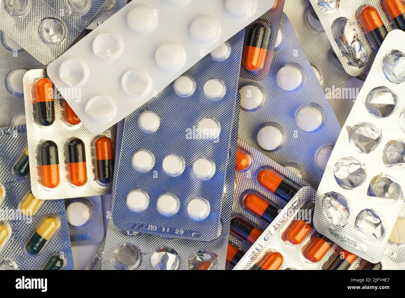 Medizin, Pillen und Tabletten mit Blisterpackungen und Glas drehen. Nahaufnahme der Pillen. Stockfoto