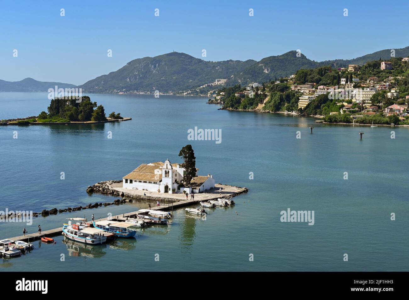 Korfu, Griechenland - 2022. Juni: Luftaufnahme des Vlacherna-Klosters in einer Bucht von Wasser in der Nähe von Korfu-Stadt Stockfoto