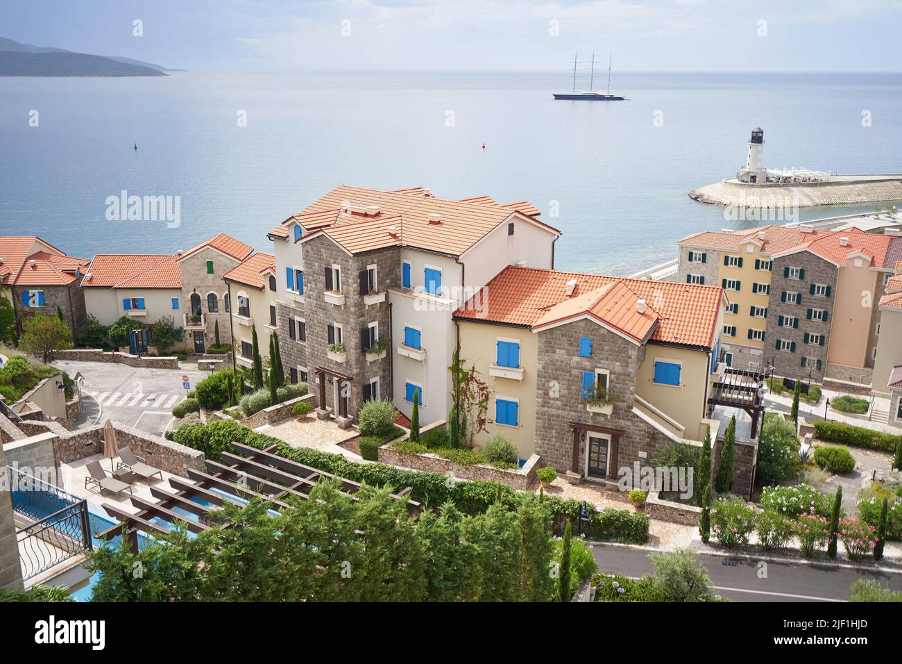 Luxusviertel mit teuren Immobilien in Lustica Bay am Meer. Stockfoto