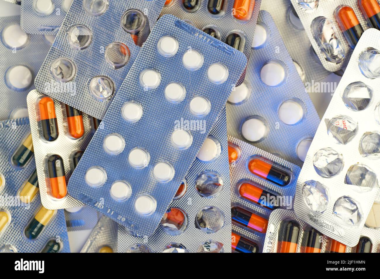 Medizin, Pillen und Tabletten mit Blisterpackungen und Glas drehen. Nahaufnahme der Pillen. Stockfoto