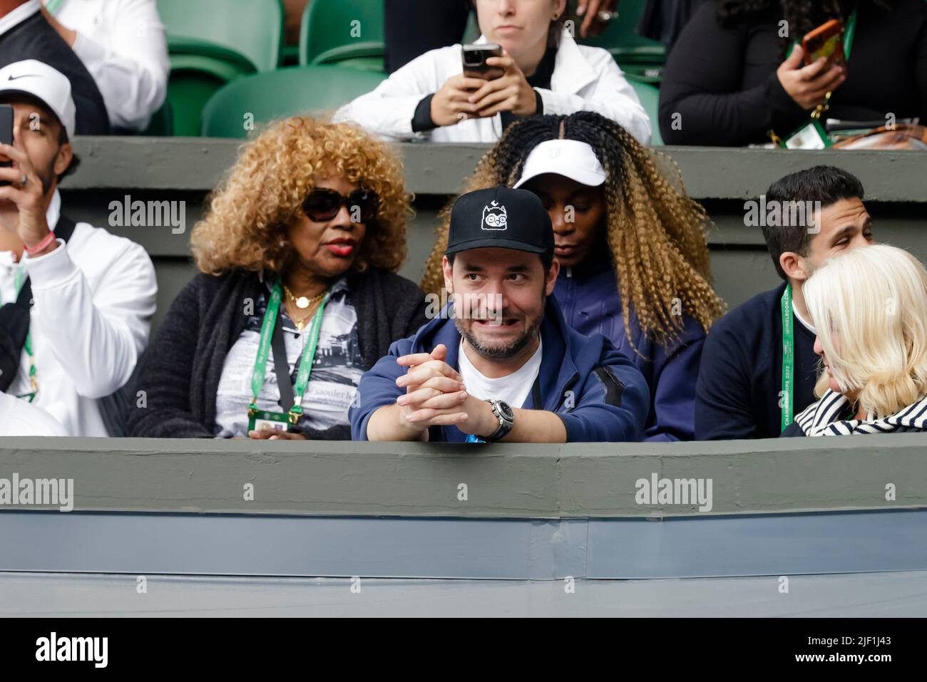 London, Großbritannien, 28.. Juni 2022: Oracene Prince (L-R), Alexis Ohanian und Venus Williams während der Wimbledon Tennis Championships 2022 im All England Lawn Tennis and Croquet Club in London. Kredit: Frank Molter/Alamy Live Nachrichten Stockfoto