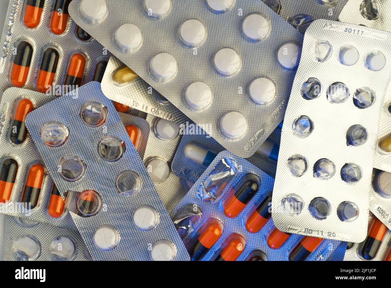 Medizin, Pillen und Tabletten mit Blisterpackungen und Glas drehen. Nahaufnahme der Pillen. Stockfoto