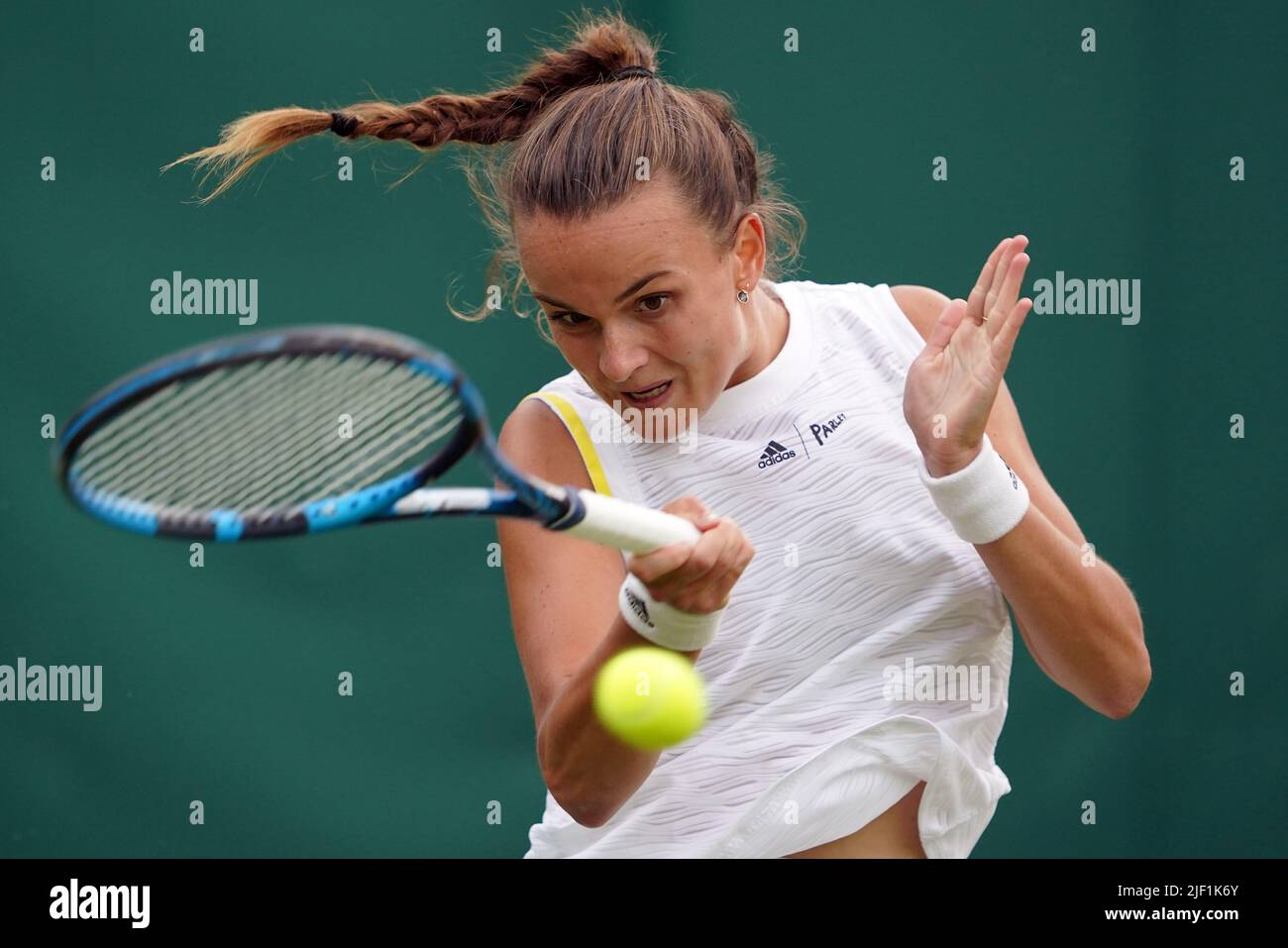 Clara Burel im Einsatz gegen Katie Boulter am zweiten Tag der Wimbledon