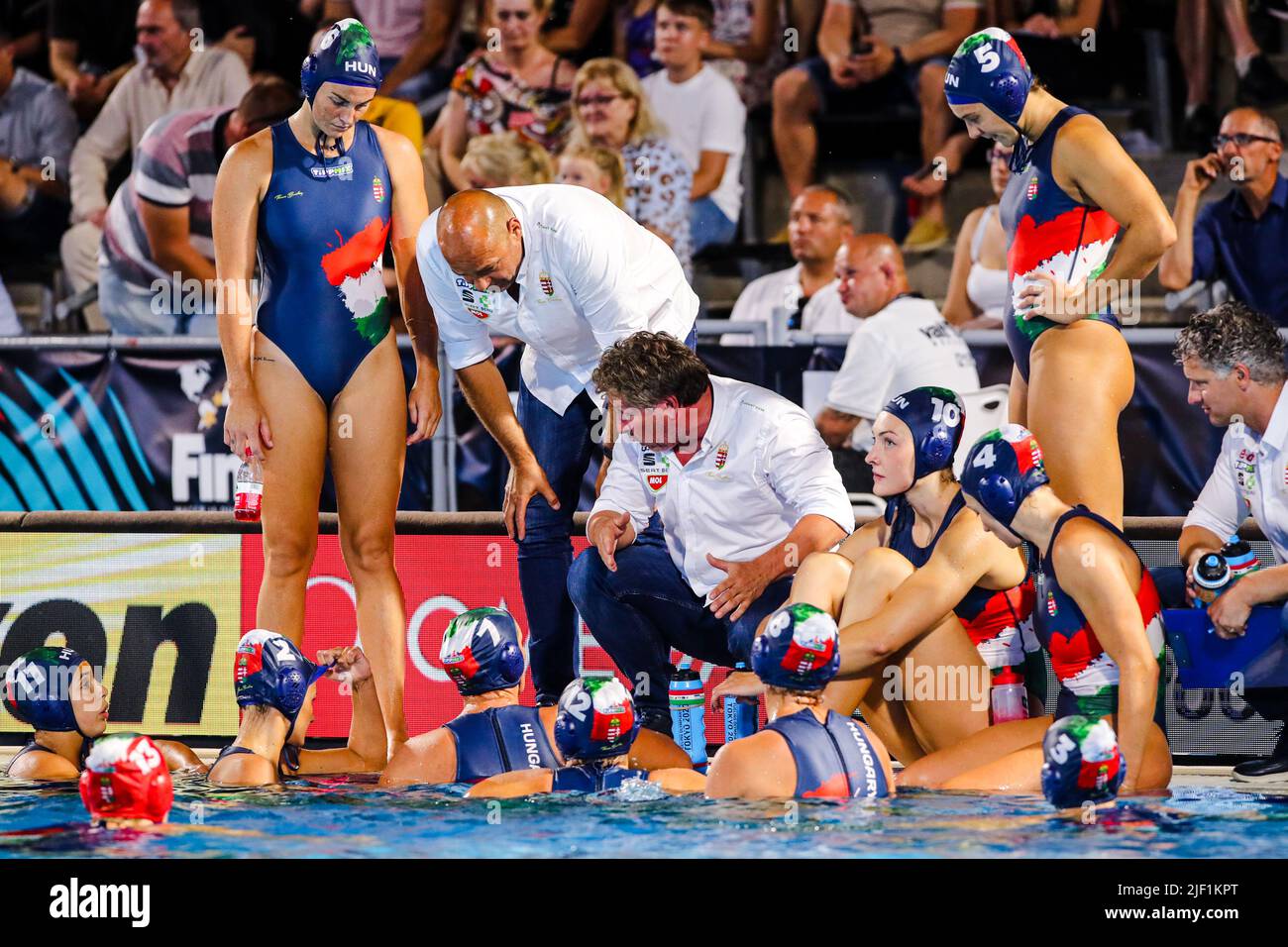 BUDAPEST, UNGARN - JUNI 28: Rebecca Parkes aus Ungarn, Coach Laszlo Toth aus Ungarn, Cheftrainer Attila Biro aus Ungarn, Rita Keszthelyi aus Ungarn, Natasa Rybanska aus Ungarn, Zsuzsanna Mate aus Ungarn, Greta Gurisatti aus Ungarn während der Finalspiele der FINA World Championships Budapest 2022 Quarter Final Match Australia gegen Hungary am 28. Juni 2022 in Budapest, Ungarn (Foto: Albert ten Hove/Orange Picts) Stockfoto