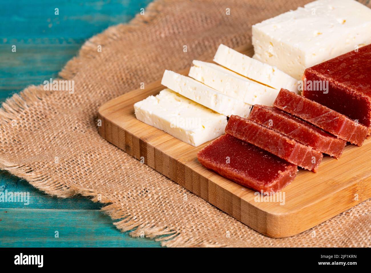 Süße Guava-Paste mit Käse; leckeres brasilianisches Dessert Stockfoto