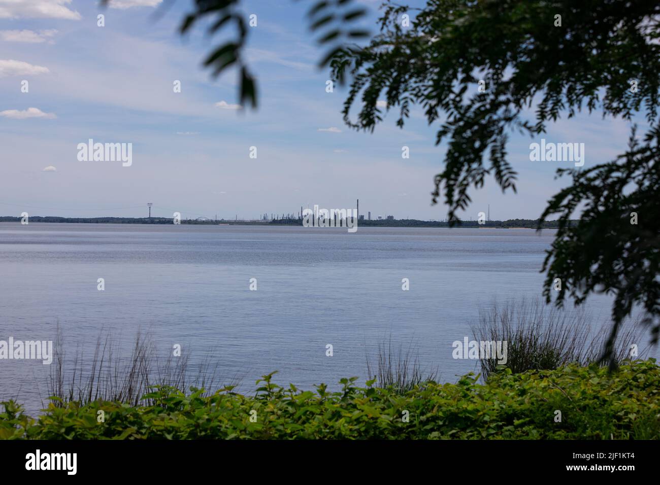 Fabrik und Rauch behüllende Schönheit des natürlichen Flusses Stockfoto