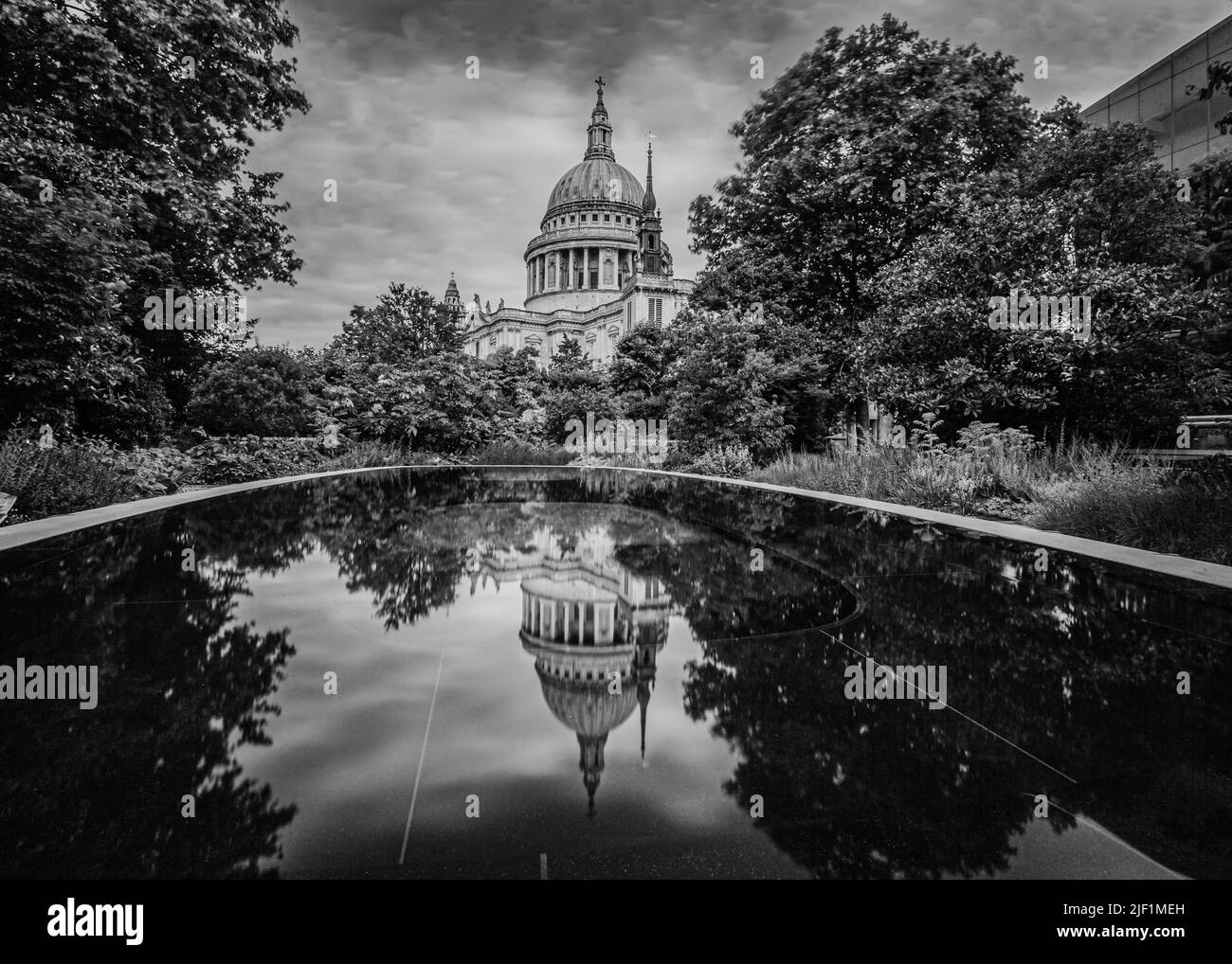 Ein Blick auf die St. Paul's Cathedral in schwarz-weiß durch einen Reflektionspool in der Stadt London. Stockfoto