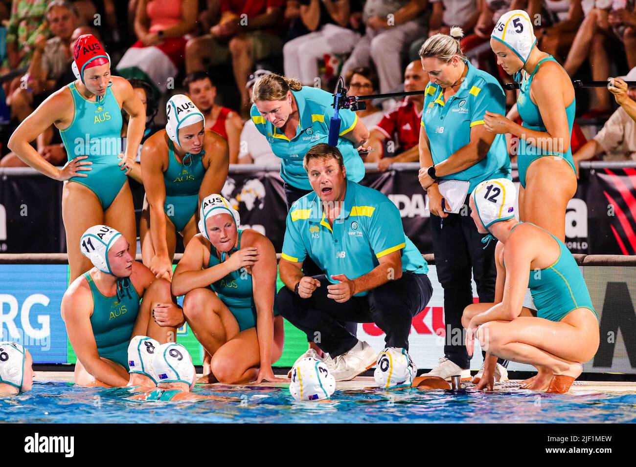 BUDAPEST, UNGARN - 28. JUNI: Tilly Kearns aus Australien, Tenealle Fasala aus Australien, Charlize Andrews aus Australien, Pascalle Casey aus Australien, Amy Ridge aus Australien, Zoe Arancini aus Australien, Cheftrainer Paul Oberman aus Australien, Coach Rebecca Rippon aus Australien, Coach Taryn Woods aus Australien, Bridget Leeson-Smith aus Australien, Hayley Ballesty aus Australien, Lena Mihailovic aus Australien während der Finalspiel der FINA World Championships Budapest 2022 Quarter Australia gegen Hungary am 28. Juni 2022 in Budapest, Ungarn (Foto: Albert ten Hove/Orange Picts) Stockfoto