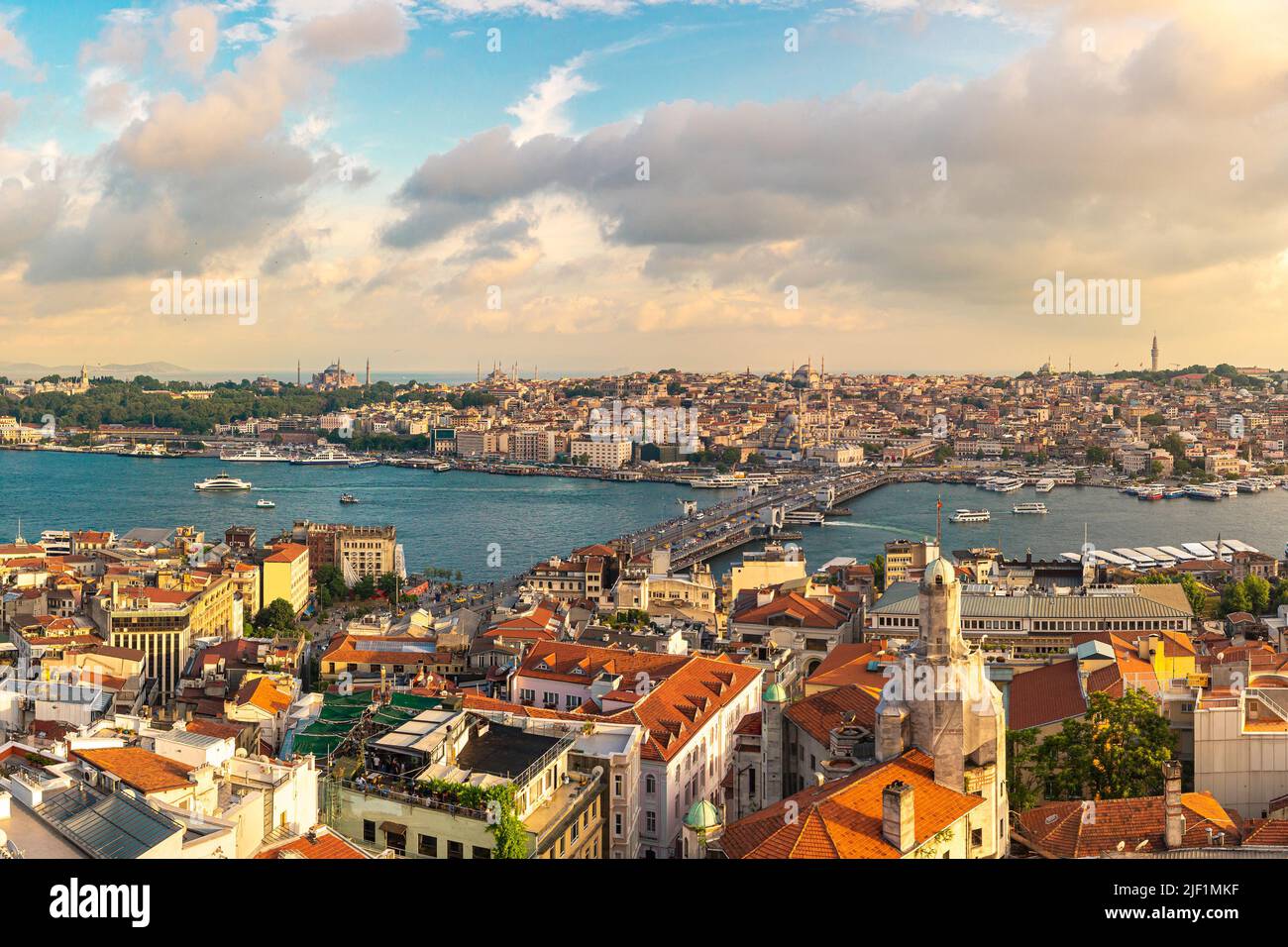 Skyline von Istanbul bei Sonnenuntergang, Türkei. Panoramablick auf die Galata-Brücke, das Goldene Horn und das alte Fatih-Viertel Stockfoto