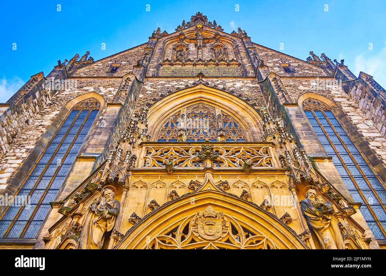 Gotische Hauptfassade der Brünner Kathedrale der Heiligen Peter und Paul mit Steinverzierungen, Tschechische Republik Stockfoto