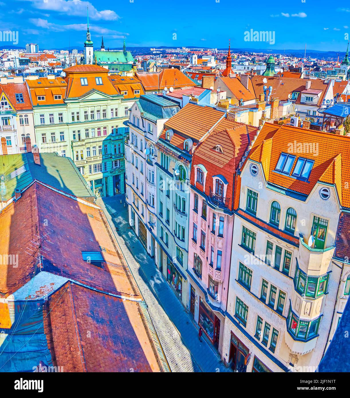 Der Blick auf die Altstadt mit roten Ziegeldächern von Brünn von der Spitze des Rathausturms, Tschechische Republik Stockfoto