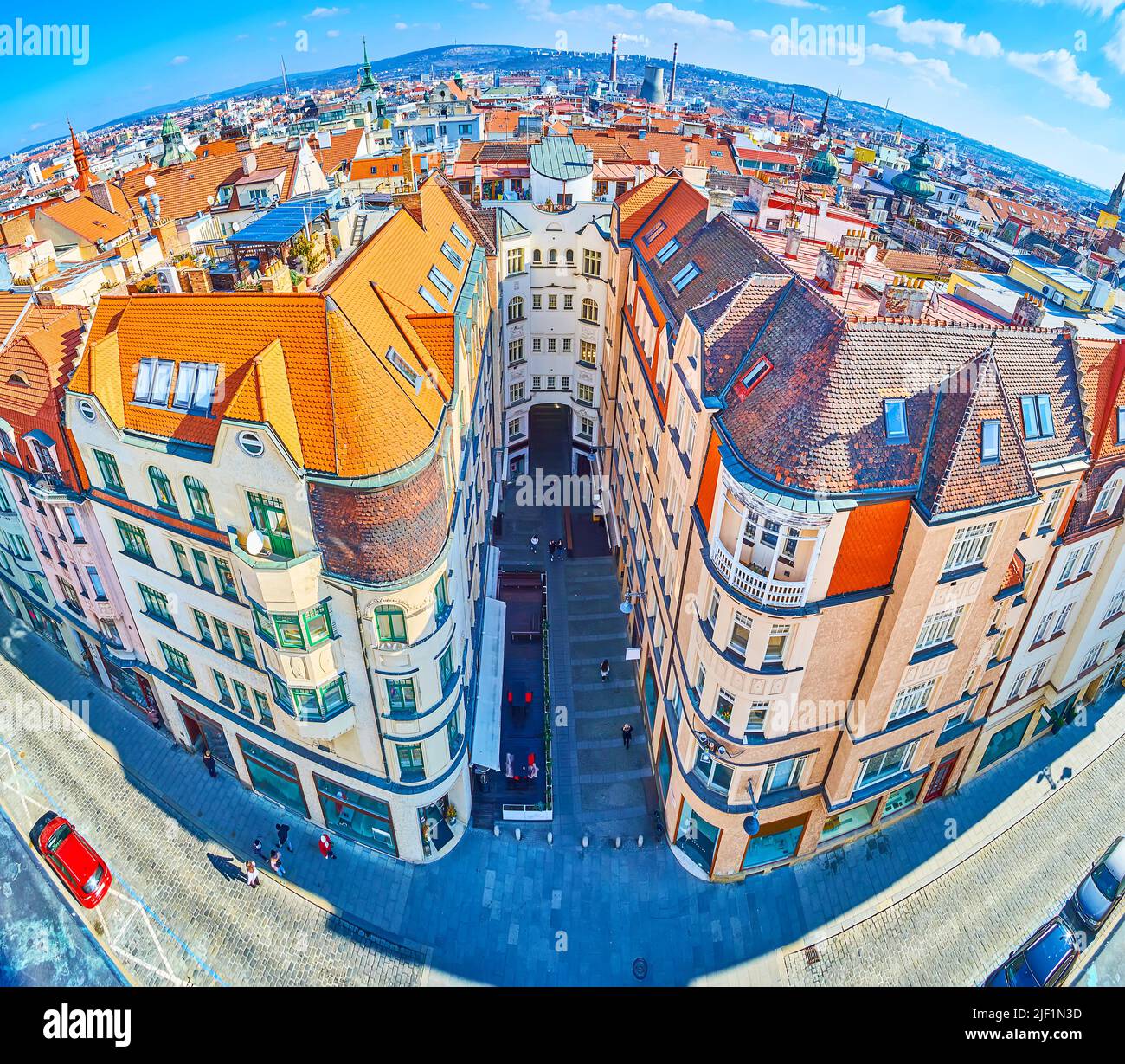 Das geschwungene Panorama der Radnicka Straße mit malerischen historischen Wohnhäusern von der Spitze des Rathausturms von Brno, Tschechische Republik Stockfoto