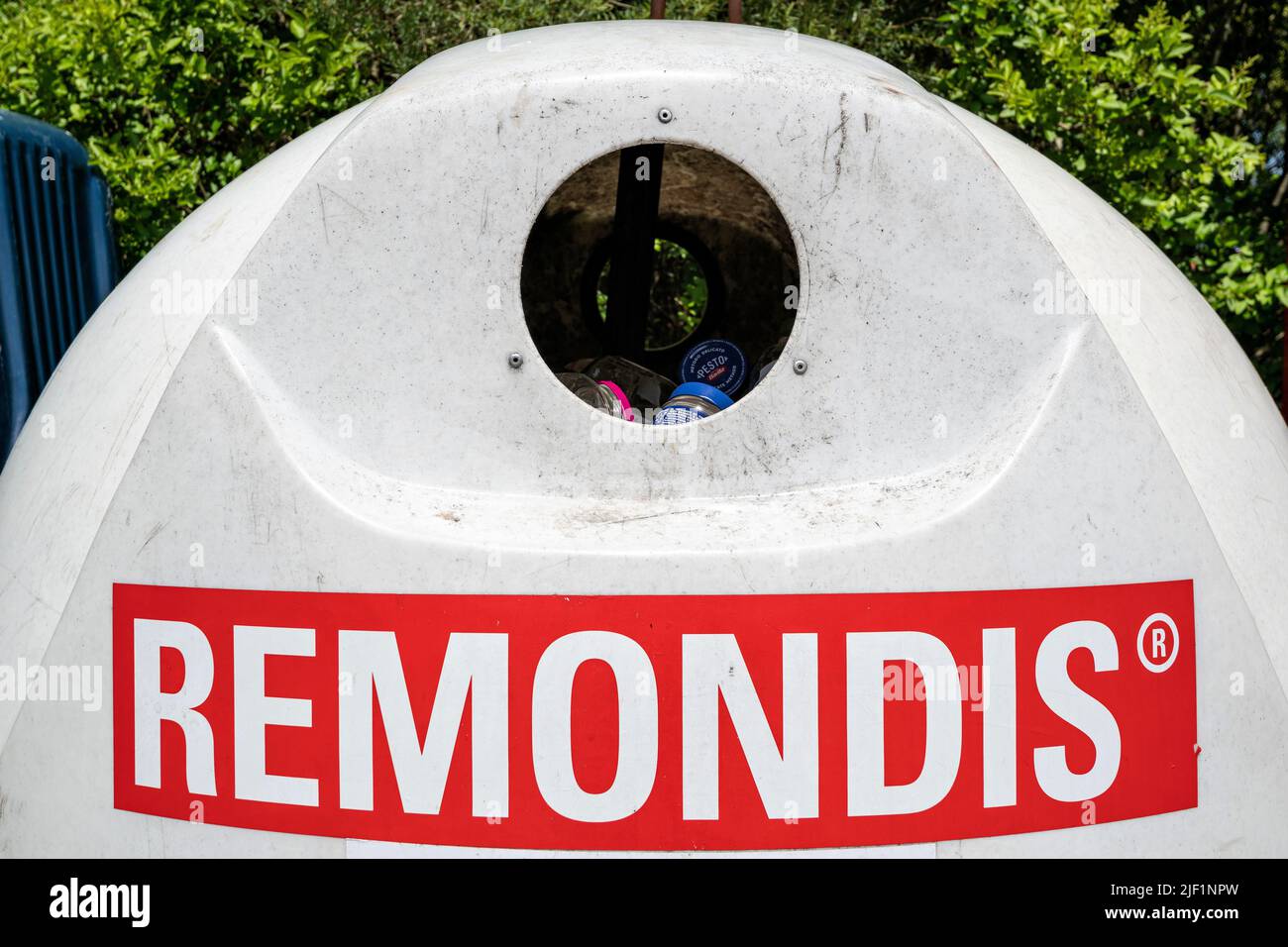 REMONDIS-Behälter aus Weißglas Stockfoto