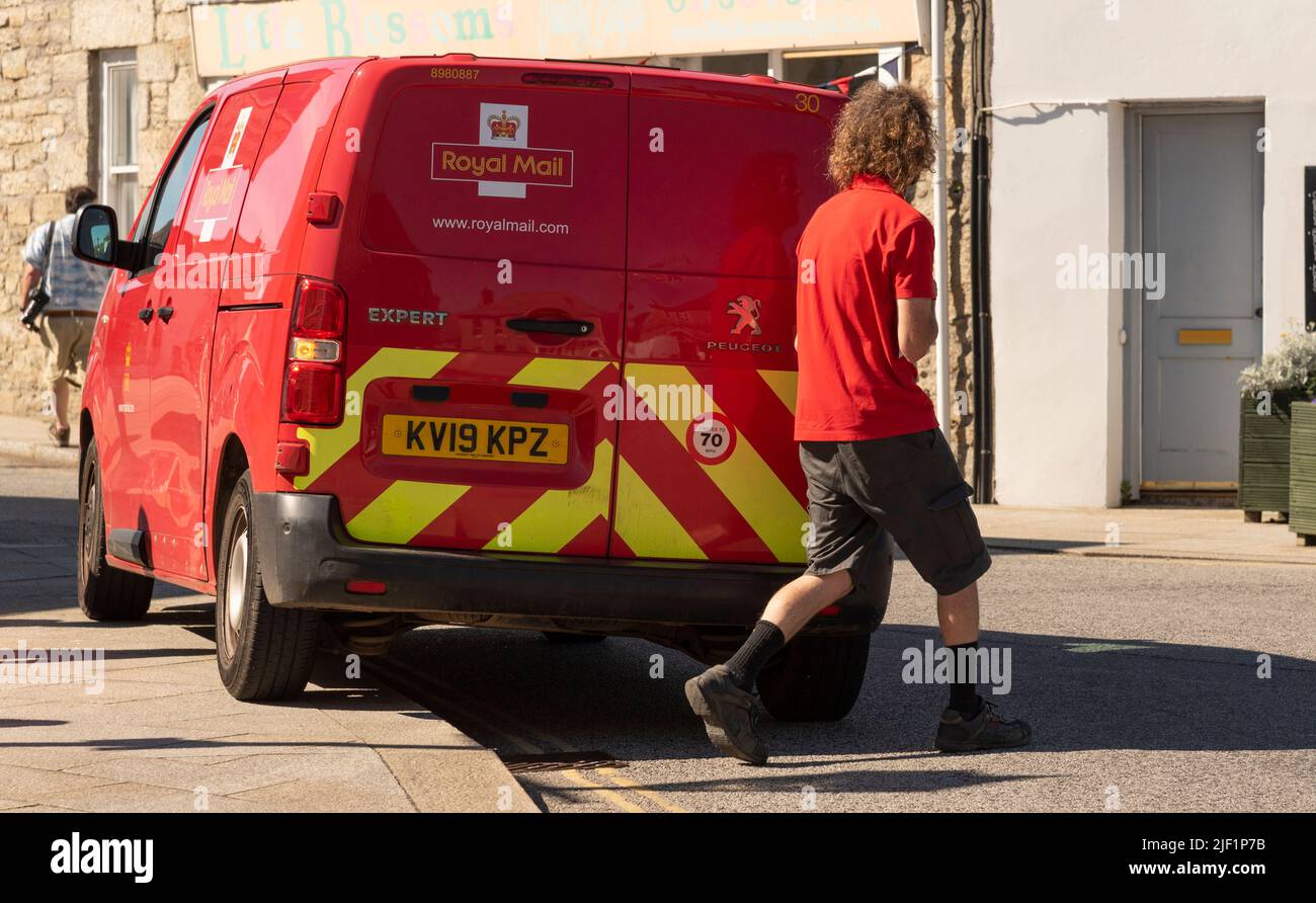 St Just, Cornwall, England, Großbritannien. 2022. Royal Mail Red van und Postbote arbeiten in dieser berühmten kornischen Stadt, Großbritannien. Stockfoto