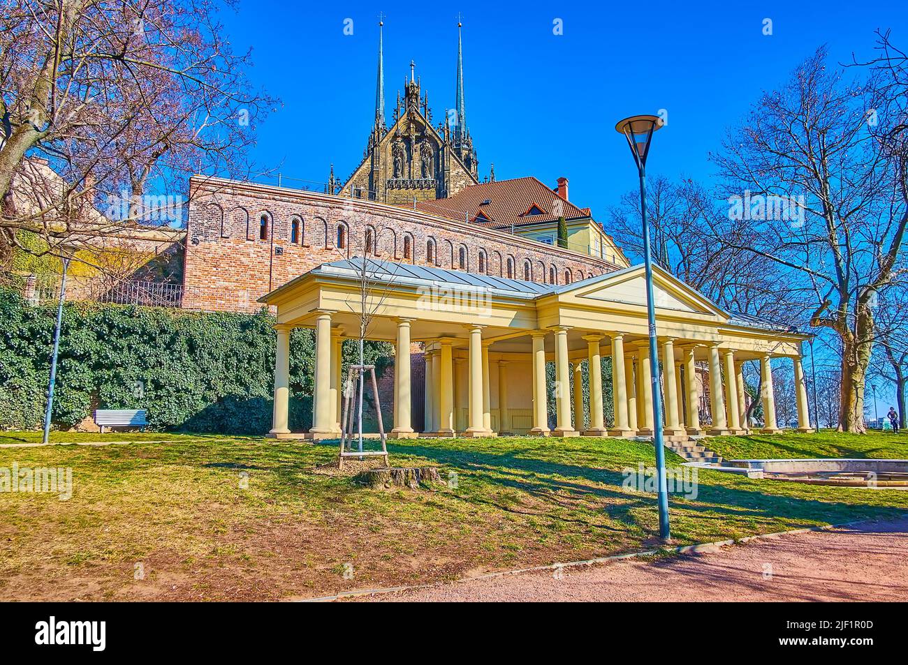 Der Pavillon-Kolonnade im klassischen Stil, in Denisovy Sady (Denis-Gärten) und der Kathedrale im Hintergrund, Brünn, Tschechische Republik Stockfoto