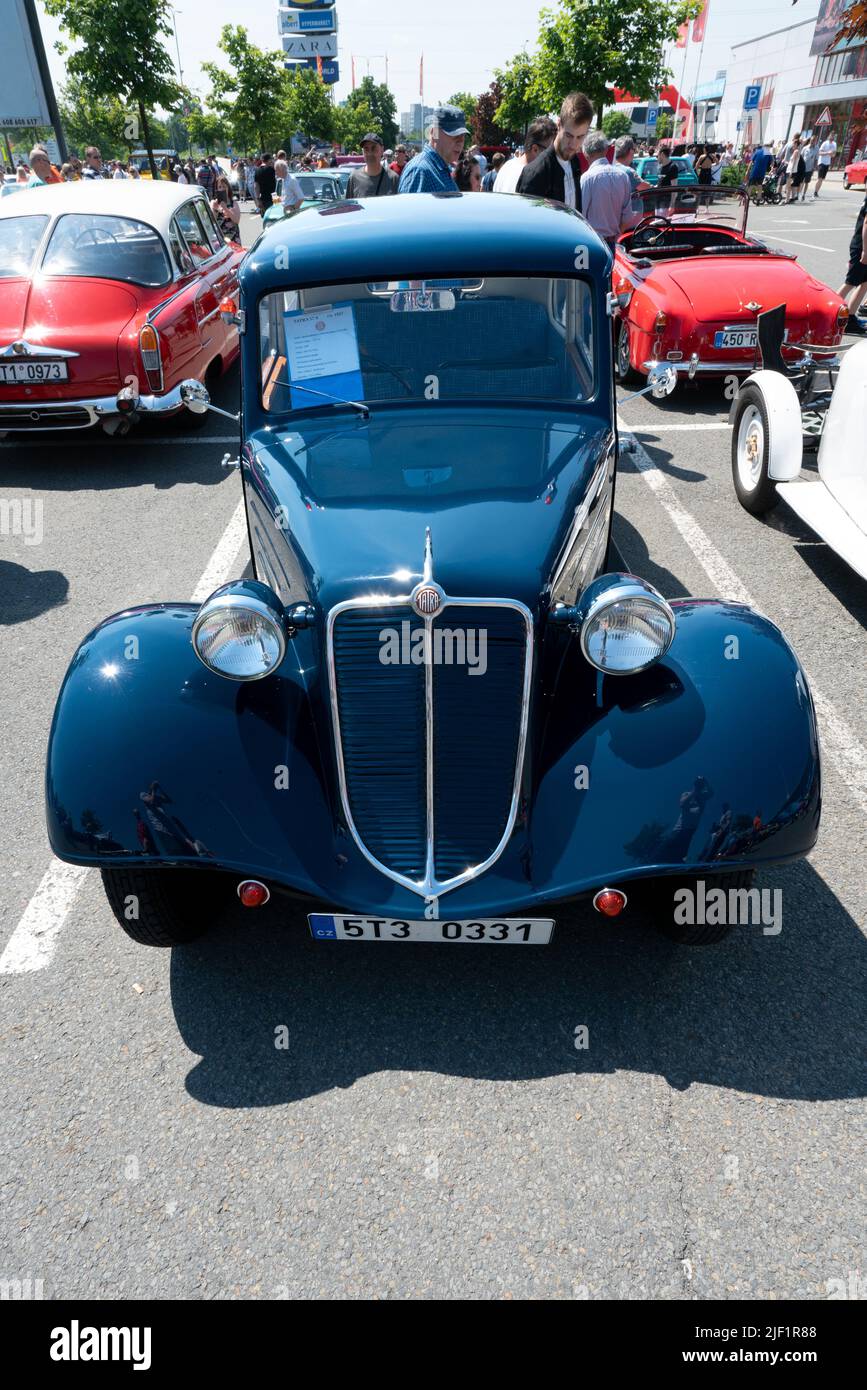 Ostrava, Tschechien - 06.05.2022: Hochwinklige, vertikale Frontalaufnahme des blauen Tatra 57A-Oldtimer. Menschen bewundern Retro-Autos während Veteranen Rallye Stockfoto