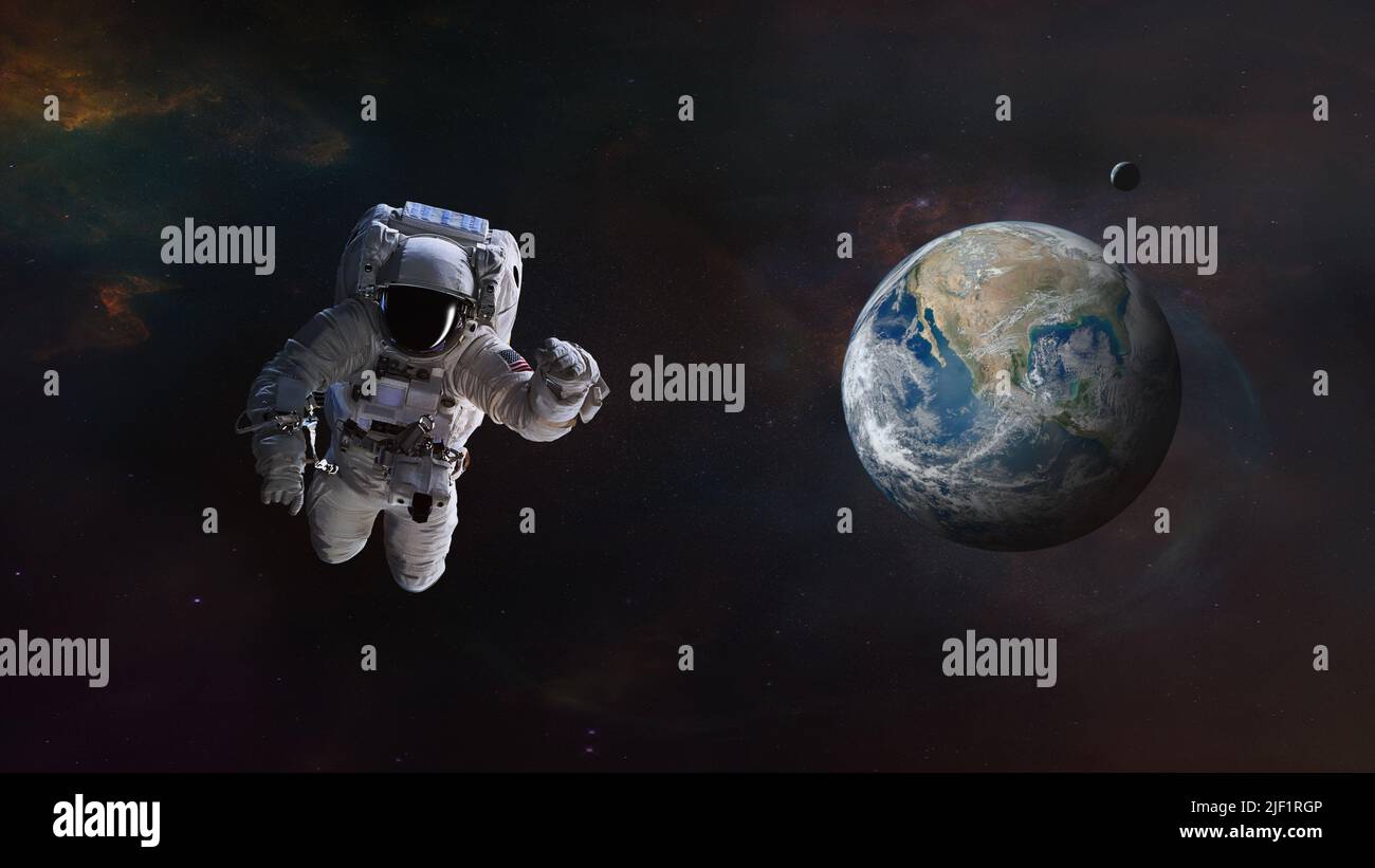 Astronaut im tiefen Weltraum mit dem Planeten Erde. Elemente dieses Bildes, die von der NASA eingerichtet wurden. Stockfoto