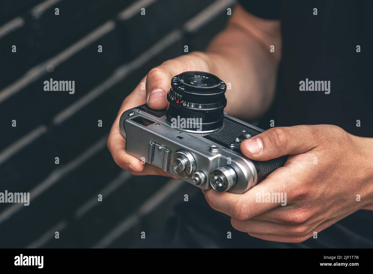 Nahaufnahme, Retro-Filmkamera in männlichen Händen. Stockfoto