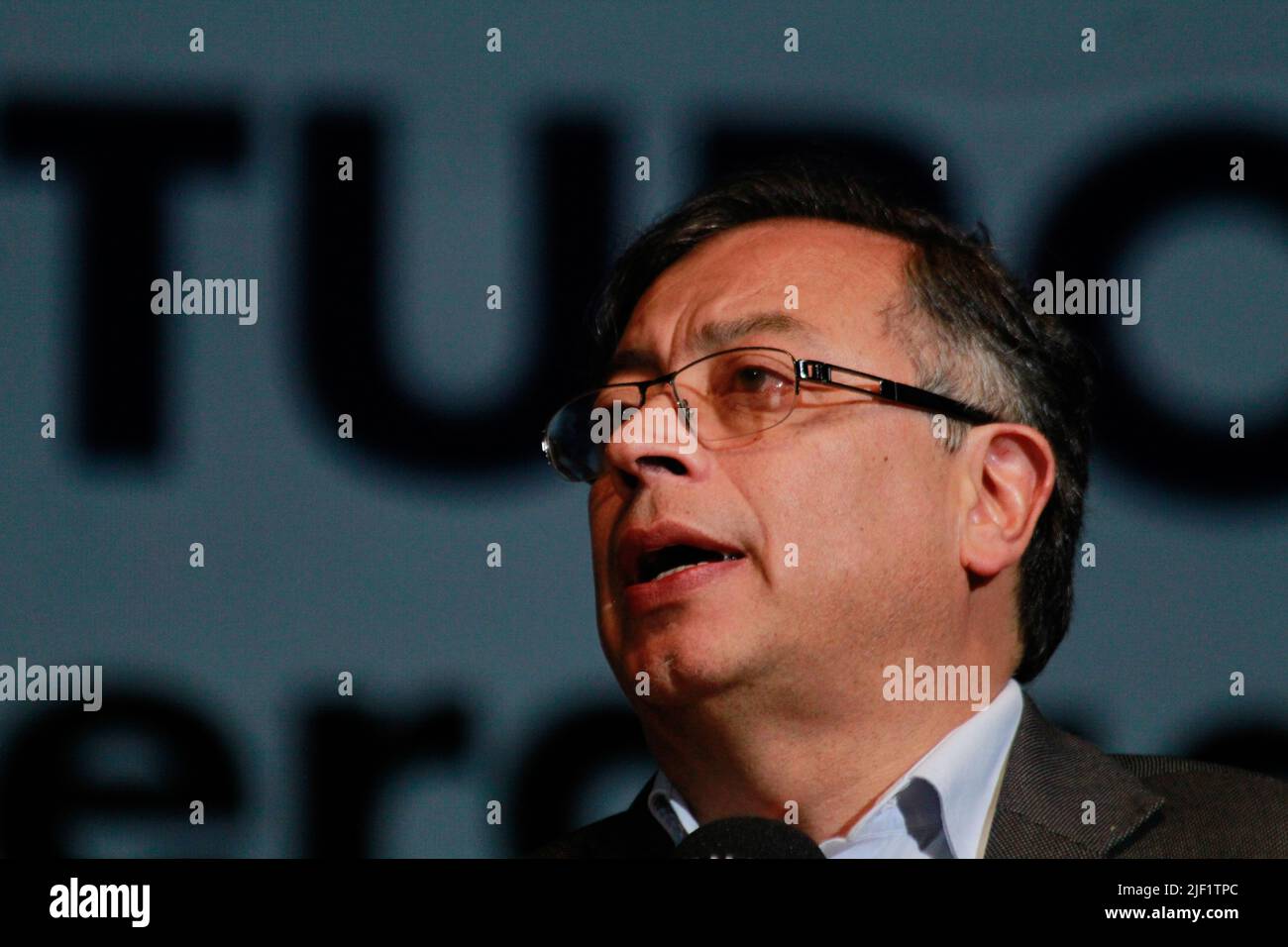 Der designierte kolumbianische Präsident Gustavo Petro gibt bei der Vorstellung des Abschlussberichts der kommission am 28. Juni 2022 in Bogota, Kolumbien, einen Vortrag über den Bericht der Wahrheitskommission. Foto von: Mario Toro/Long Visual Press Stockfoto