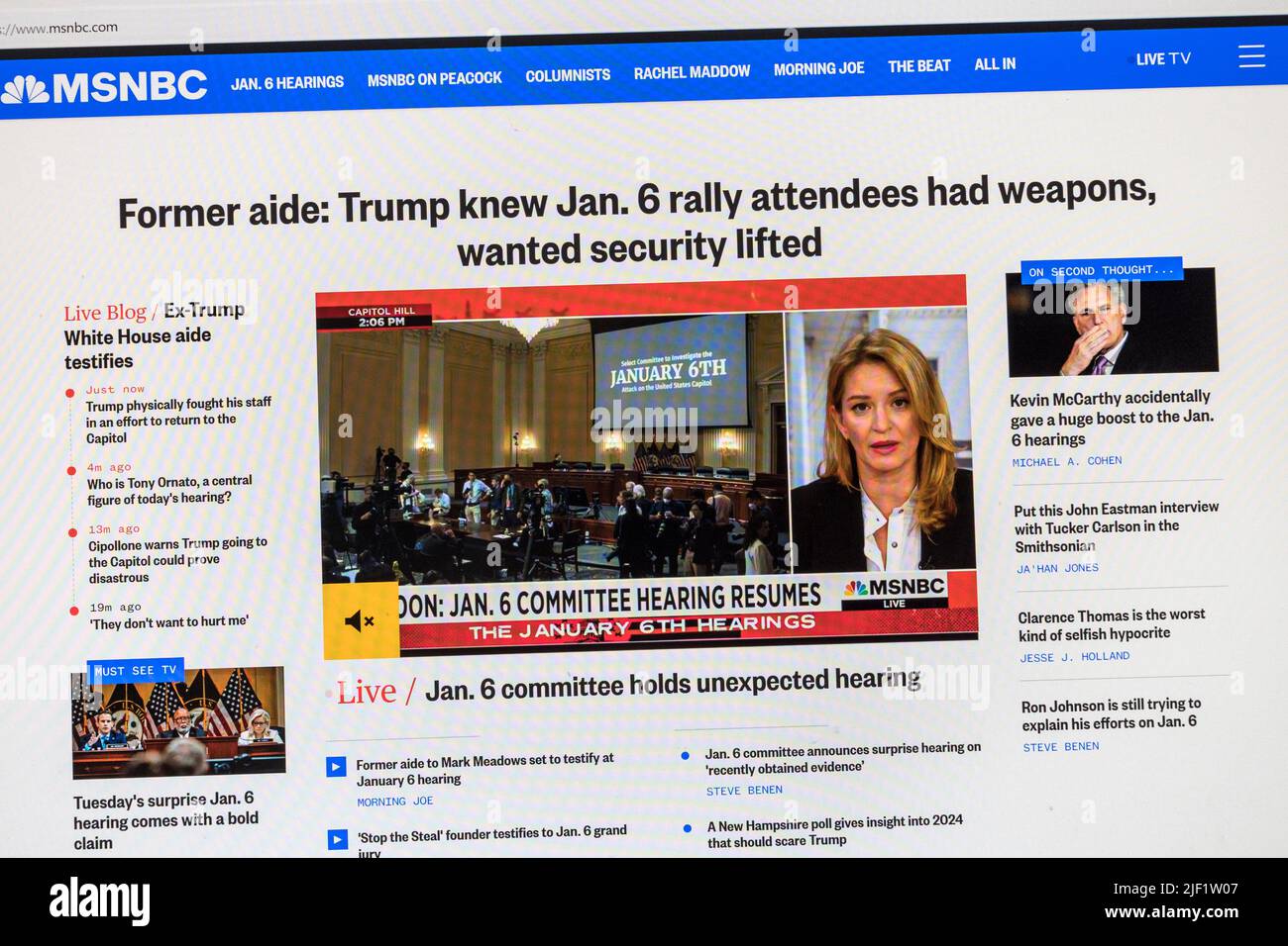 „Trump wusste, dass die Kundgebung am 6. Januar mit Waffen ausgestattet war...“ MSNBC-Headline auf der Website mit den neuesten Nachrichten des Ausschusses für den 6.. Januar, 28.. Juni 2022. Stockfoto
