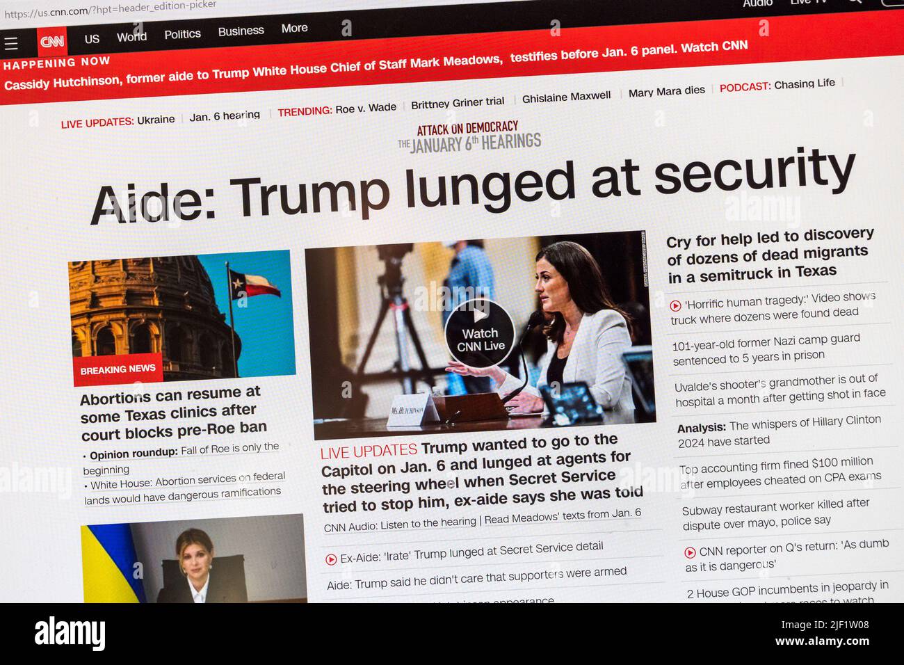 „Trump stürzte auf die Sicherheit“-Schlagzeile auf der CNN News-Website mit den neuesten Nachrichten des Ausschusses für den 6.. Januar, 28.. Juni 2022. Stockfoto