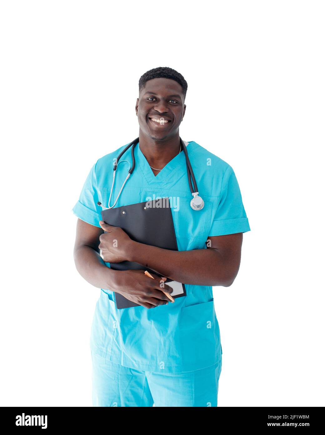 Ein hübscher afroamerikanischer Arzt in einem medizinischen Anzug hält einen Ordner mit Dokumenten auf einem weißen isolierten Hintergrund fest. Stockfoto
