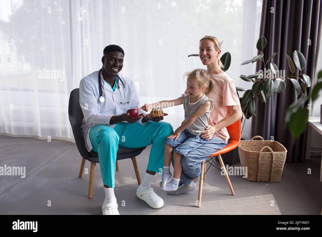 Mutter und Kind bei einem Arzttermin mit einem Ernährungsberater Stockfoto