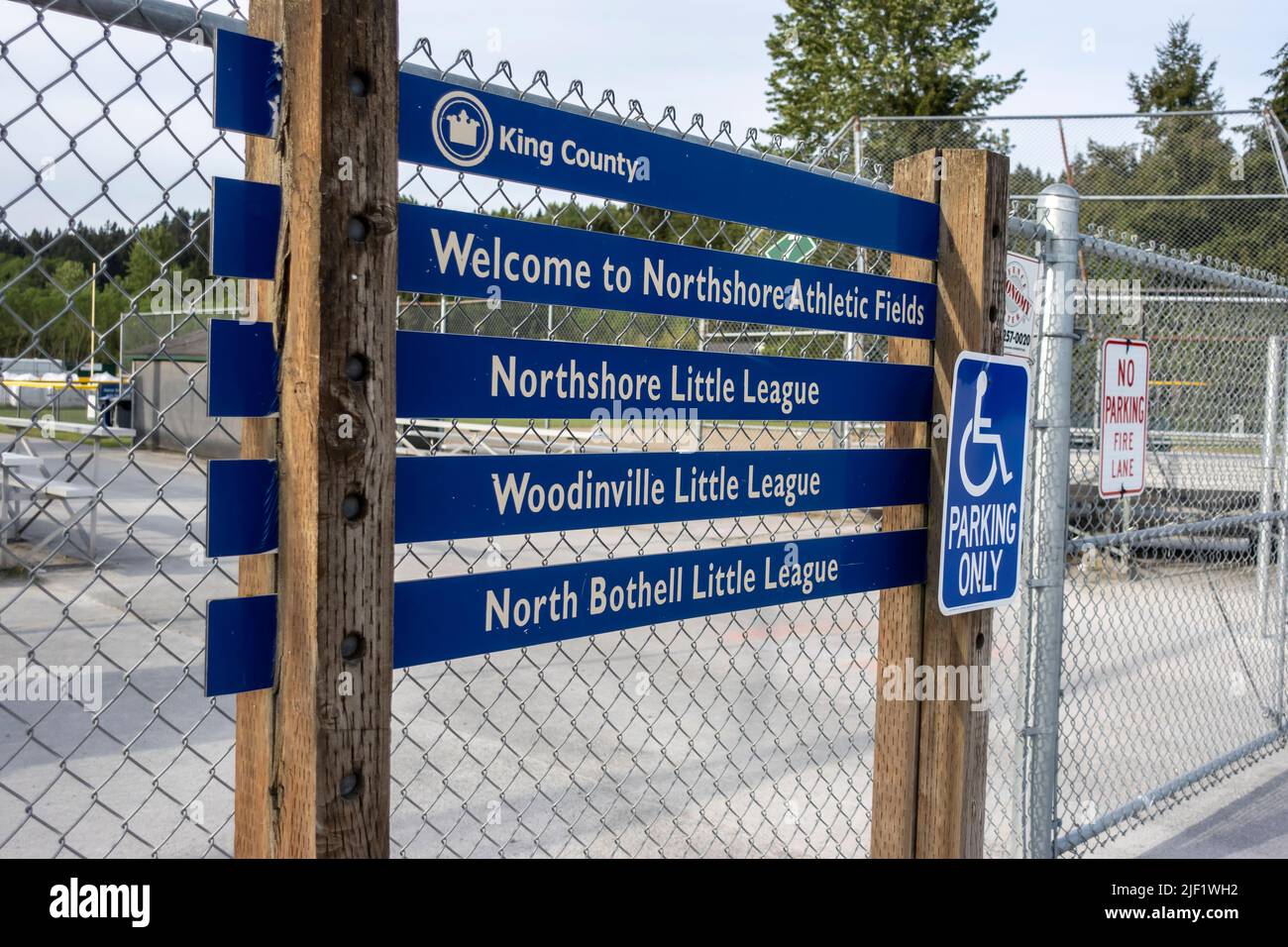 Woodinville, WA USA - ca. Mai 2022: Abgewinkelte Ansicht des Eingangsschildes zu Northshore Athletic Fields. Stockfoto