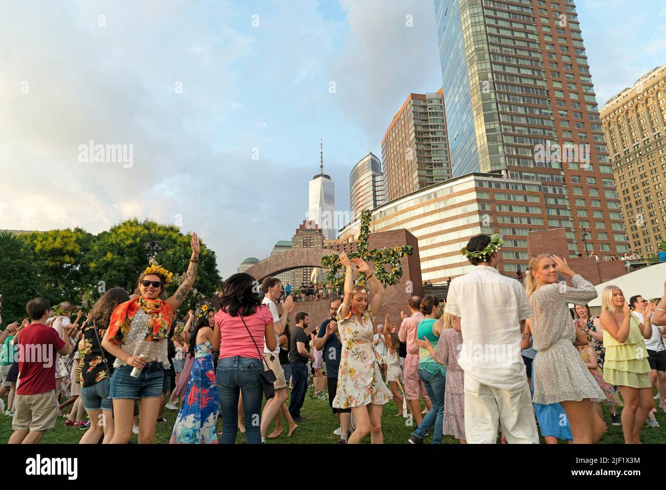 Seit 1996 kommen Tausende von Menschen zum schwedischen Mittsommerfest in den Wagner Park von Battery Park City. Stockfoto