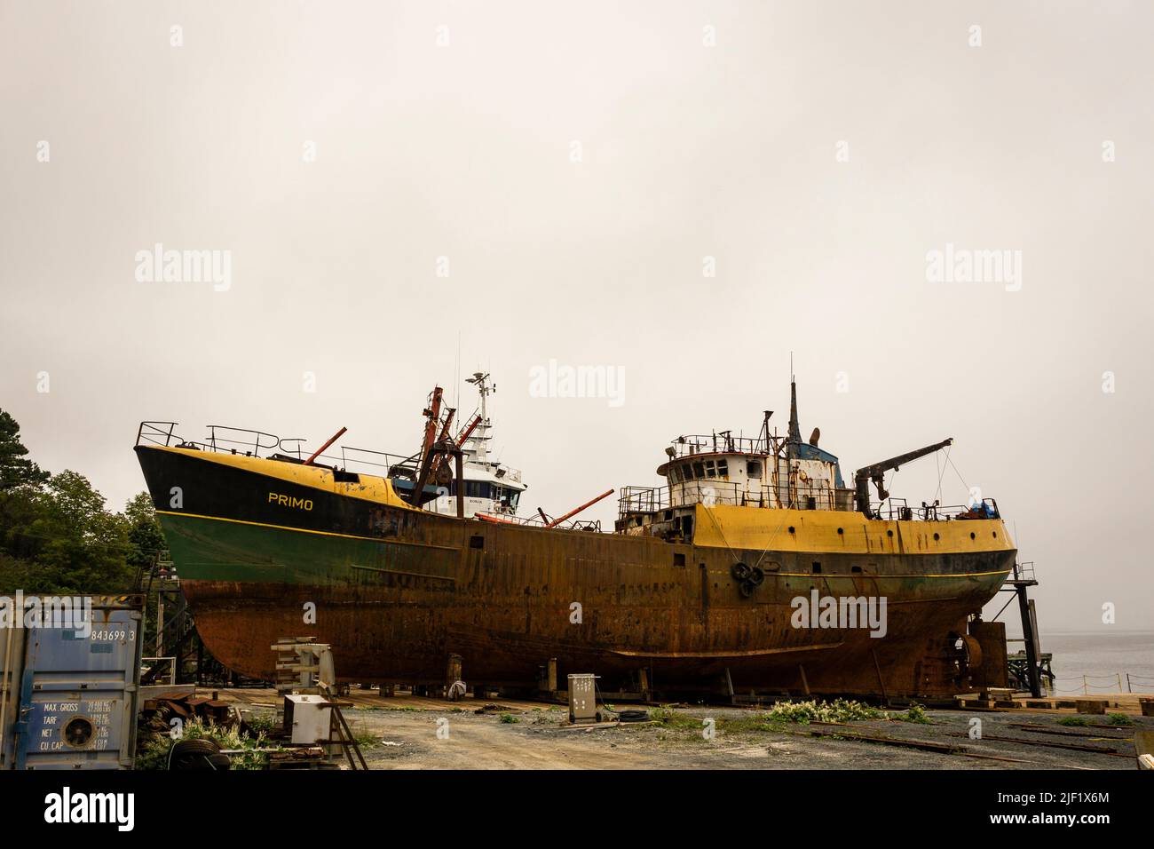 Alter Fischfangtrawler auf einer Schiffseisenbahn in Lunenburg, Nova Scotia, Kanada. Stockfoto