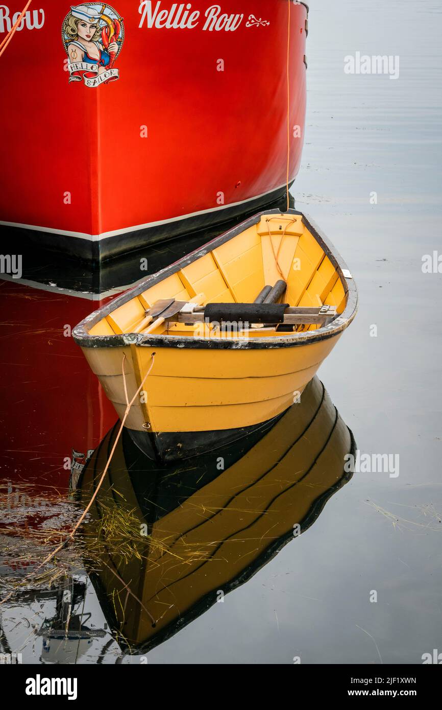 Fischerboot vermischen sich auf der Oberfläche des Lunenburger Hafens. Stockfoto