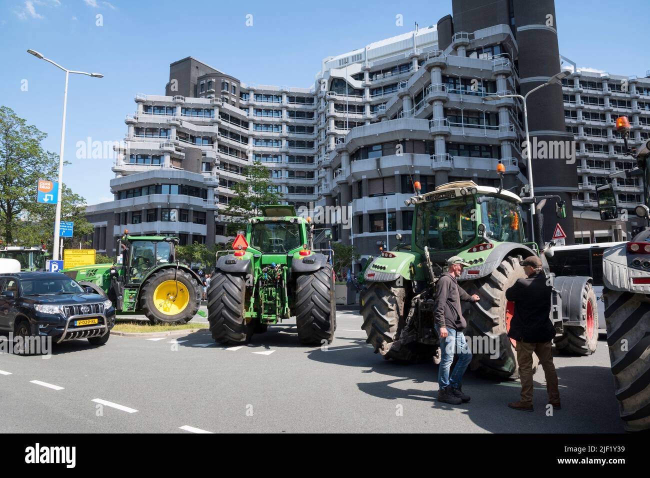 28-06-2022 Den Haag, Niederlande.Landwirte protestieren gegen Maßnahmen zur Senkung der Stickstoffemissionen. Aufgrund dieser Maßnahmen werden viele Bauern aus dem Geschäft genommen.Nachdem die Bauern gegangen waren, marschierten andere Demonstranten in die Stadt, wurden aber von der Polizei eingekistelt und einige Festnahmen wurden vorgenommen. Stockfoto