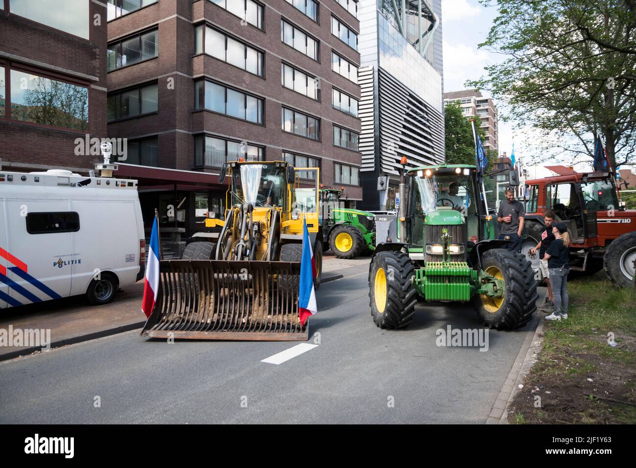 28-06-2022 Den Haag, Niederlande.Landwirte protestieren gegen Maßnahmen zur Senkung der Stickstoffemissionen. Aufgrund dieser Maßnahmen werden viele Bauern aus dem Geschäft genommen.Nachdem die Bauern gegangen waren, marschierten andere Demonstranten in die Stadt, wurden aber von der Polizei eingekistelt und einige Festnahmen wurden vorgenommen. Stockfoto