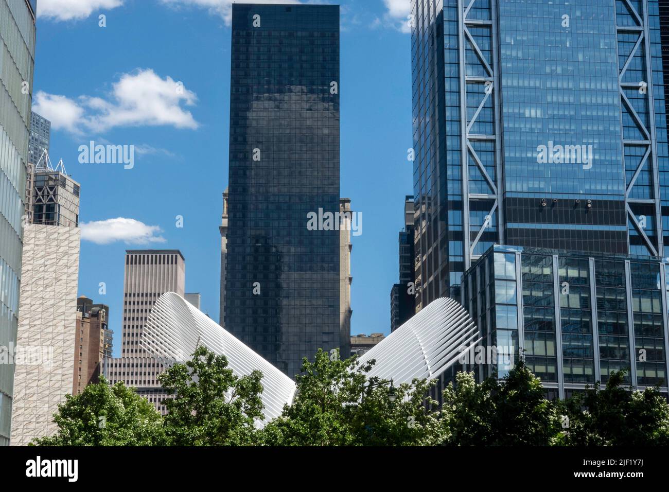 Wolkenkratzer umgeben das World Trade Center 9/11 Memorial im Finanzviertel von New York City, USA 2022 Stockfoto