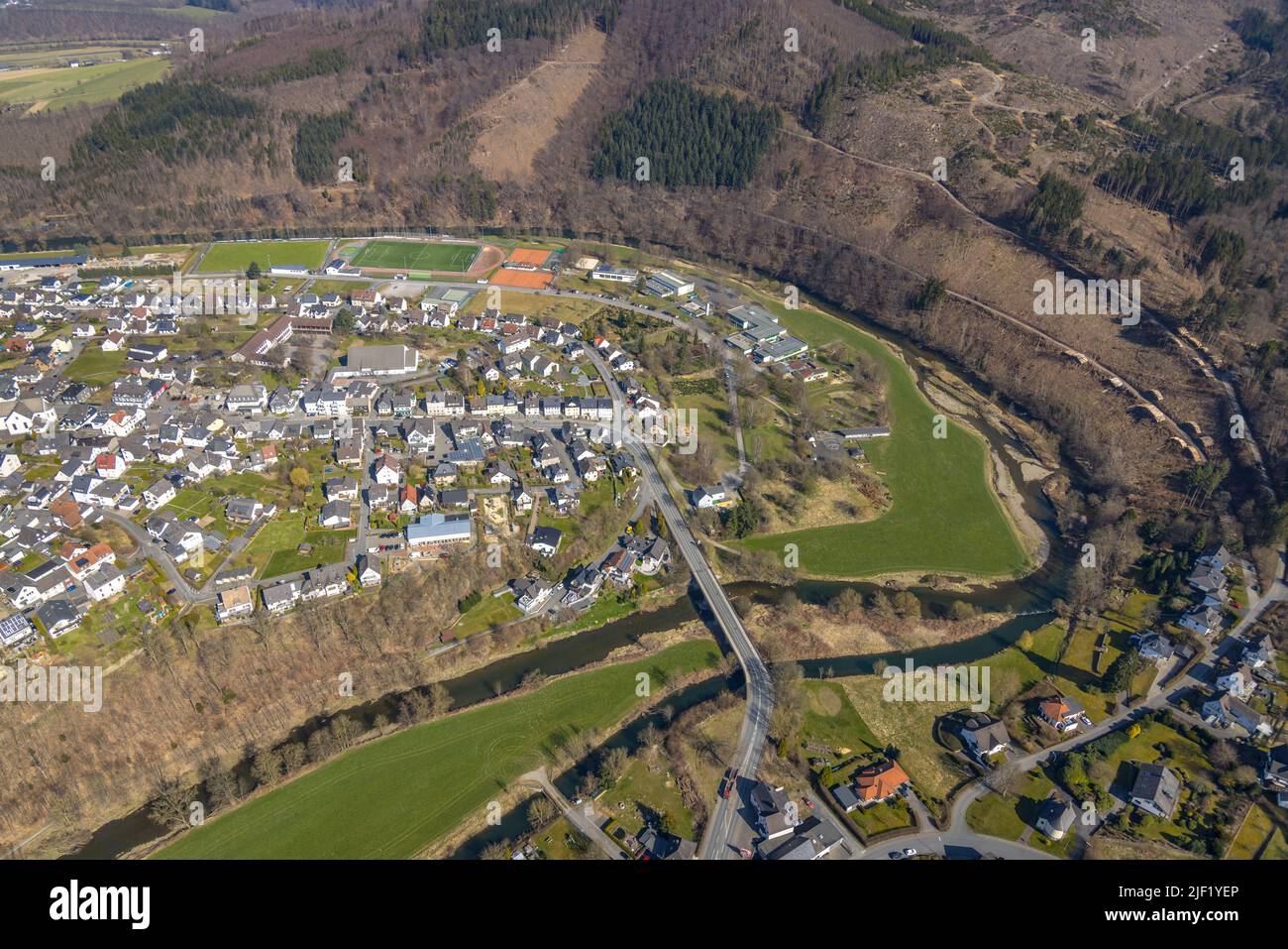 Luftaufnahme, Wohngebiet Konrad-Adenauer-Straße, an der Ruhr der Sportplatz Tura Freienohl, freiwillige Feuerwehr der Stadt Mesched Stockfoto