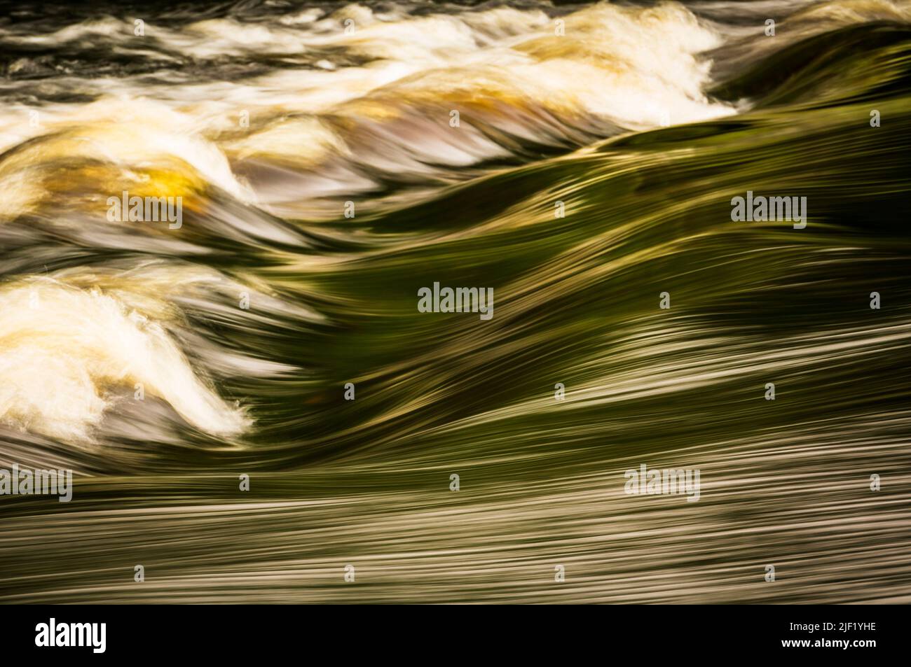 Schnell fließendes Wasser des Mersey River im Kejimkujik National Park, Nova Scotia, Kanada. Stockfoto