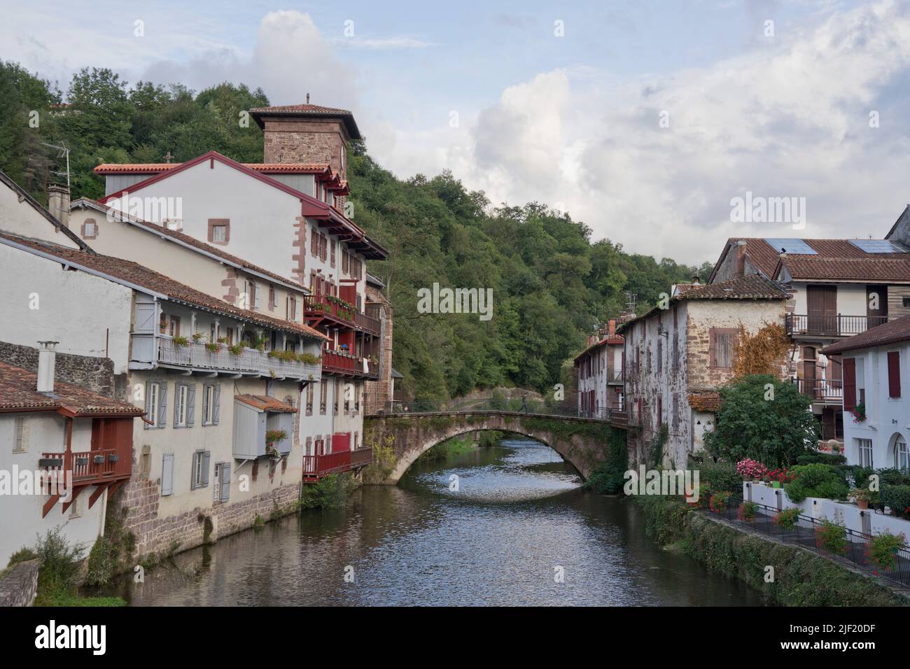 Blick auf St. Jean Pied de Port am Fuße der Pyrenäen im französischen Baskenland, Frankreich, Europa Stockfoto