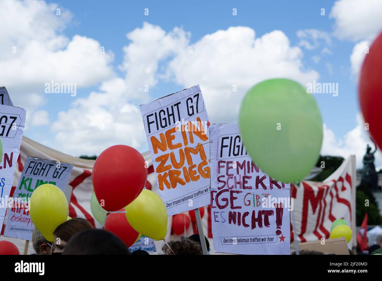 25. Juni 2022, München, Bayern, Deutschland: Am 25. Juni nahmen 2022 7000 Menschen an der Anti-G7-Demo in München Teil, um gegen Artensterben, soziale Ungleichheit und die Klimakrise zu protestieren. (Bild: © Philipp Brinkmann/Alto Press via ZUMA Press) Stockfoto