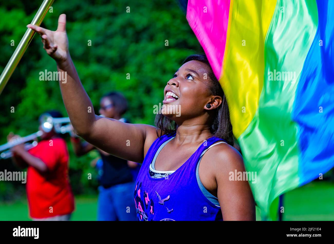 Ein Mitglied der Colour Guard der Columbus High School dreht ihre Fahnen während des Bandpraktikums am 16. August 2012 in Columbus, Mississippi. Stockfoto