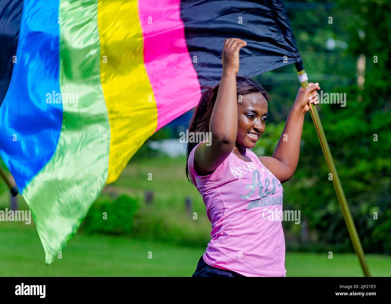 Ein Mitglied der Colour Guard der Columbus High School dreht ihre Fahnen während des Bandpraktikums am 16. August 2012 in Columbus, Mississippi. Stockfoto