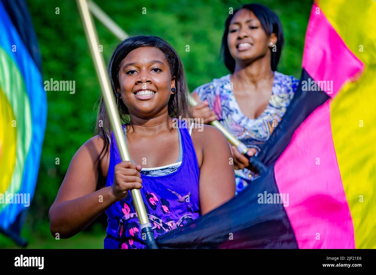 Mitglieder des Farbschutzes der Columbus High School drehen ihre Fahnen während des Bandpraktikums am 16. August 2012 in Columbus, Mississippi. Stockfoto