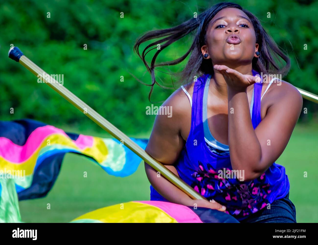 Ein Mitglied der Colour Guard der Columbus High School küsst sich am Ende ihrer Routine beim Bandtraining am 16. August 2012 in Columbus, Mississippi. Stockfoto